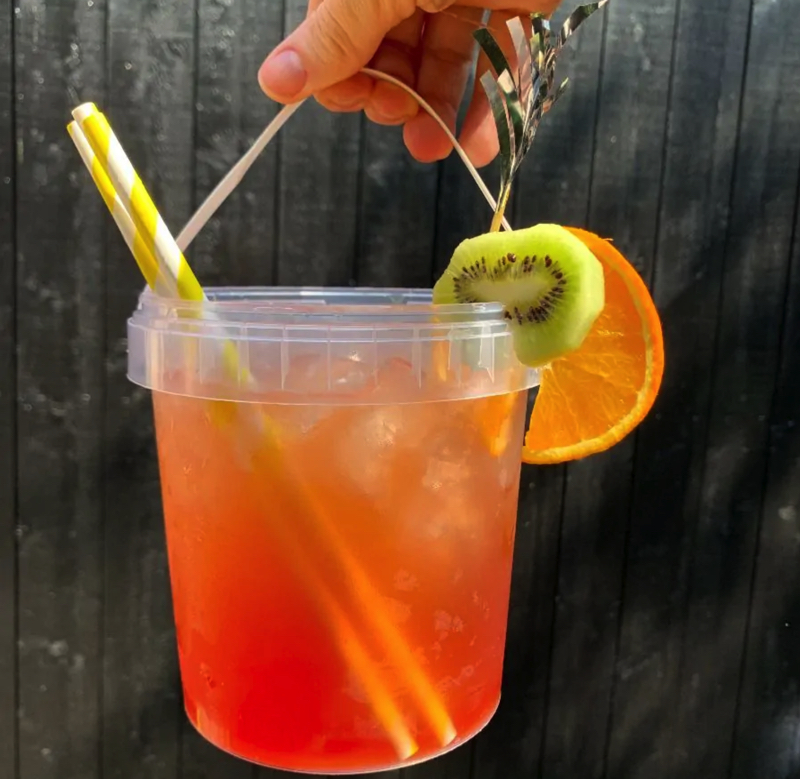 Praktisk Plastspand til Kolde Drikke – Festens Musthave