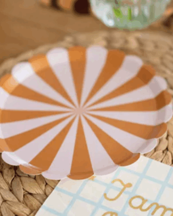 Brune Stribede Paptallerkner – 6 stk til Festlige Anledninger